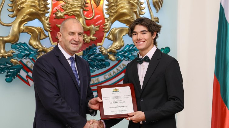  Никола Цолов ще кара през следващия сезон във Формула 2