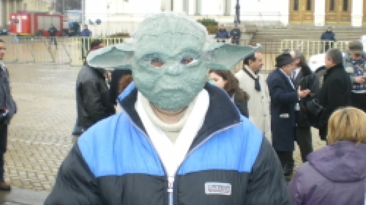 Мрежата тясна за наш'та душа е*