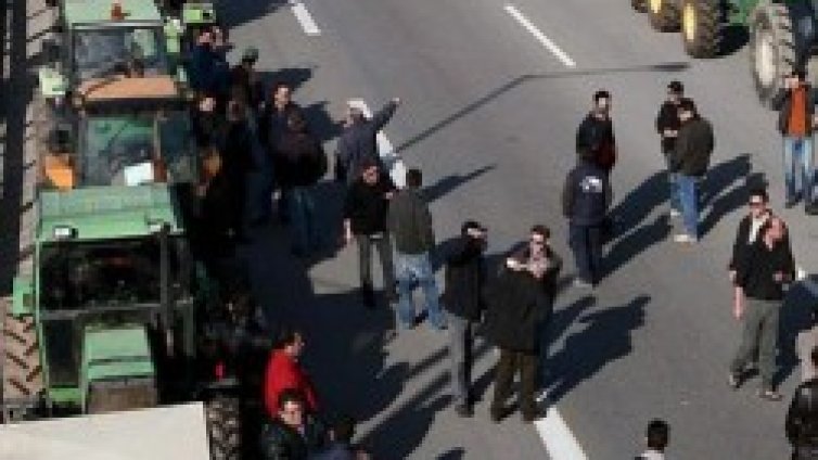 Пияни гръцки фермери напират да протестират у нас