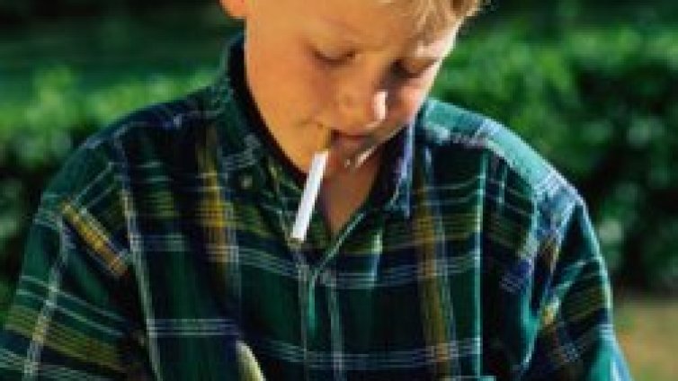 Децата ни масово пушат, припалват още на 10 години