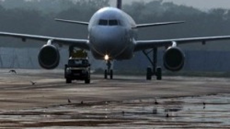 Жена роди в самолет и остави бебето в тоалетната