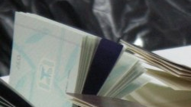 Хванаха даскал, печатал на черно дипломи за основно