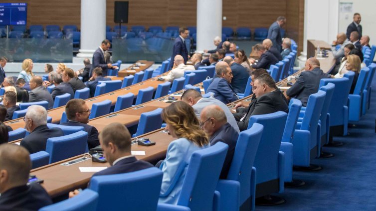 От ПБ предложиха съкратена депутатска ваканция