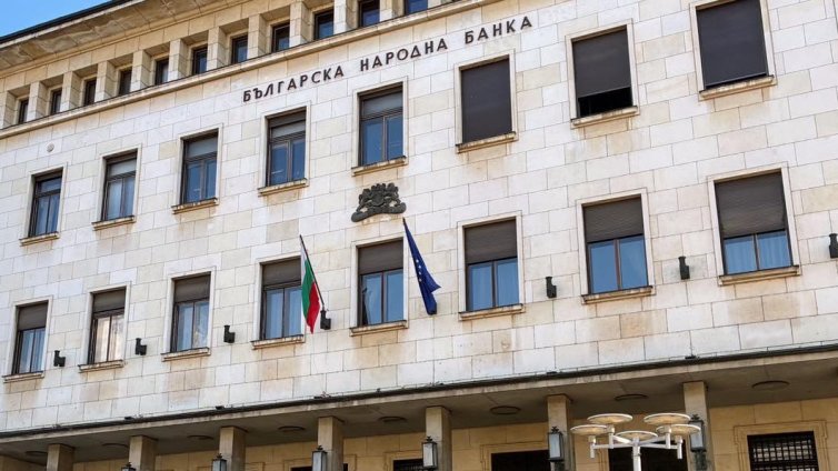 БНБ и част от търговските банки ще работят извънредно днес