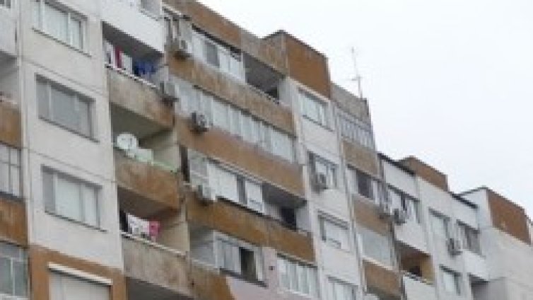 Дете падна от 9-ия етаж, оцеля