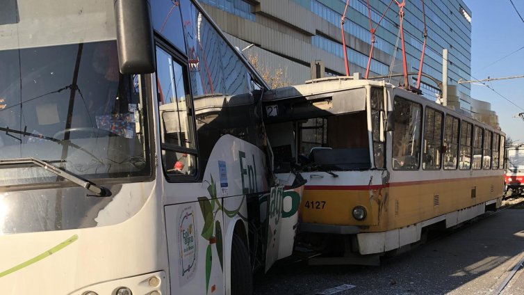 Трамвай и автобус се удариха на "Ситняково"