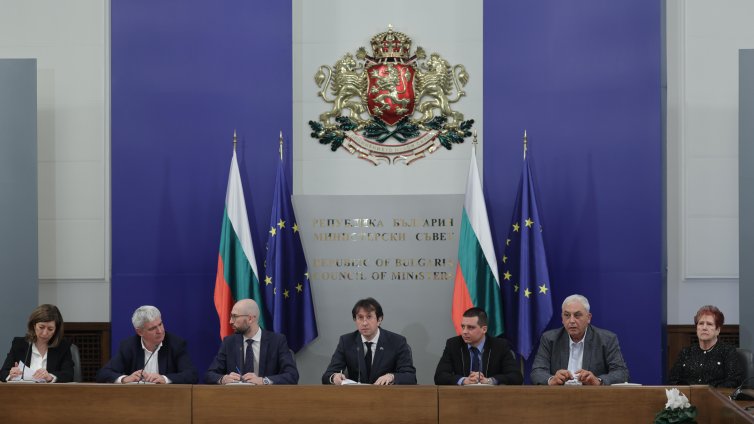 Вдигат с 5% заплатите в БДЖ, НКЖИ, Пощите и градския транспорт ВИДЕО