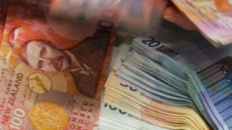 Банка преведе $6 млн. на съпрузи, сега ги издирват по целия свят