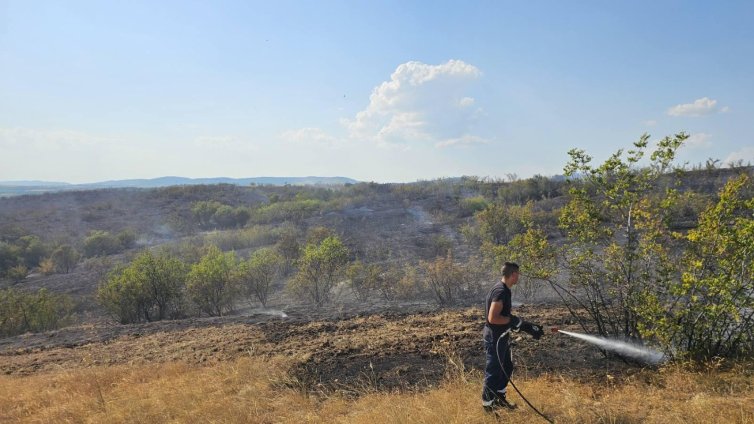 Втори хеликоптер се включва в гасенето на пожара в района на село Илинденци
