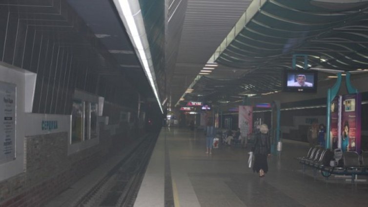 Задушлива мъгла обви метростанция "Сердика"