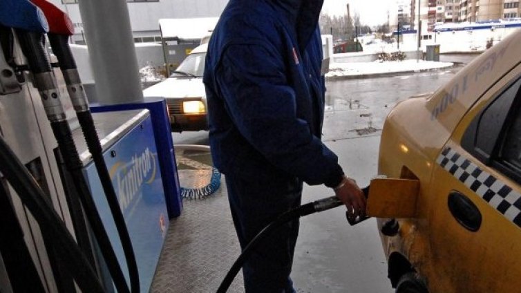 Лукойл понижи цените на горивата