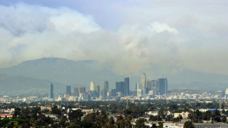 Пожарът край Лос Анджелис излиза от контрол