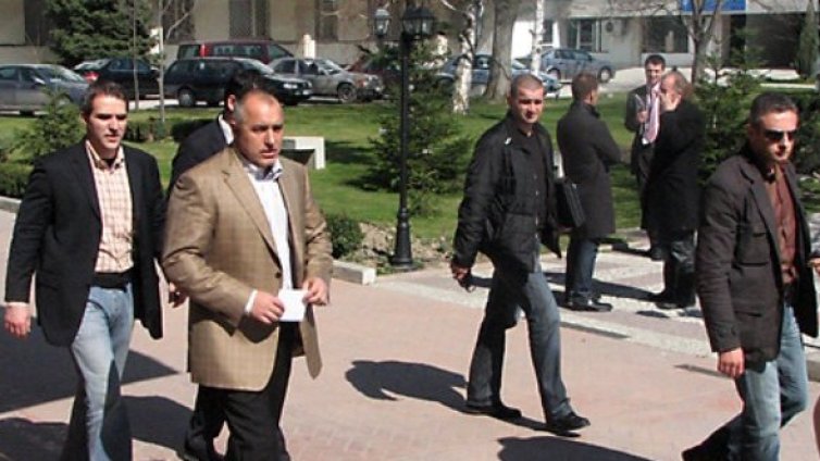 Гардовете на властта - само българи с висше, че и с език