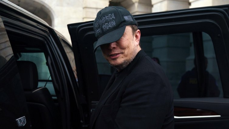 Администрацията на Тръмп отново наема федерални служители, съкратени от Мъск