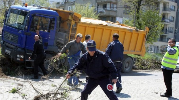 Удар между джип и камион затвори пътя Русе&ndash;София