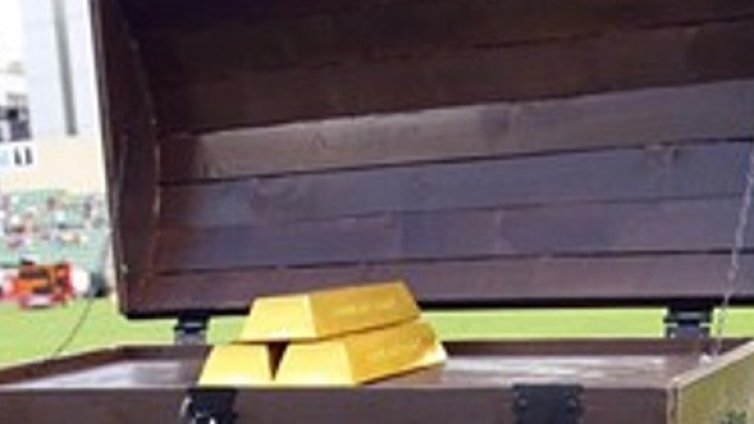 Златото на крачка от исторически рекорд на борсите