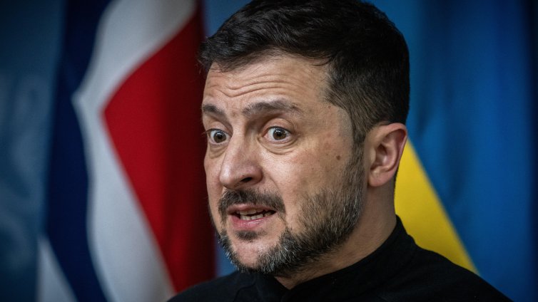 Зеленски е окачил в офиса си картина, показваща Кремъл в пламъци 