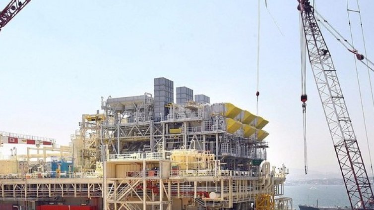 Петролът скочи с 2%