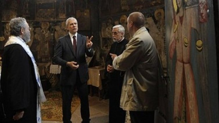 Десетки хиляди сърби изпратиха патриарх Павле