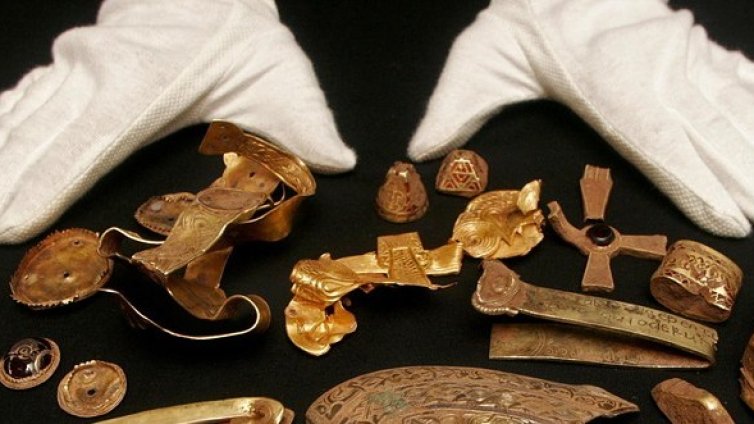 Златото поевтиня с 50 долара за една сесия