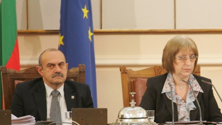 Цецка пропъди "незаконните" депутати от РЗС, ДПС и Сините
