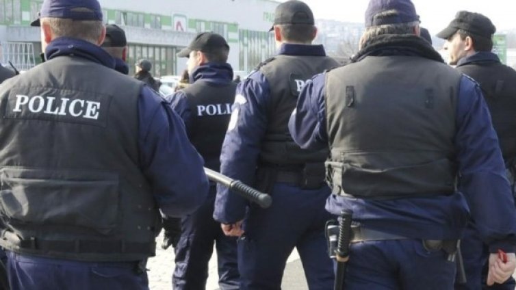 Полицаите стягат редици за пореден протест