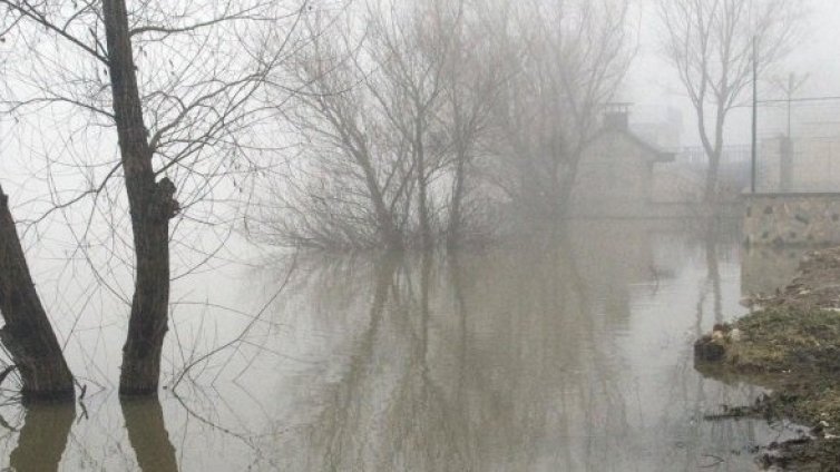 Дунав се покачи до 796 см, водата на метри от сгради в Лом