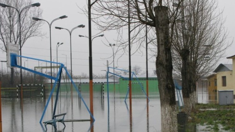 Порои потопиха ромските квартали на Бургас