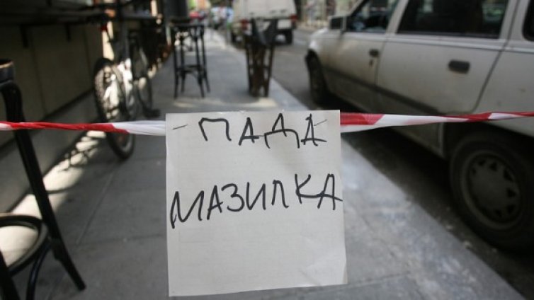 Откъртен фриз потроши кола в центъра на София