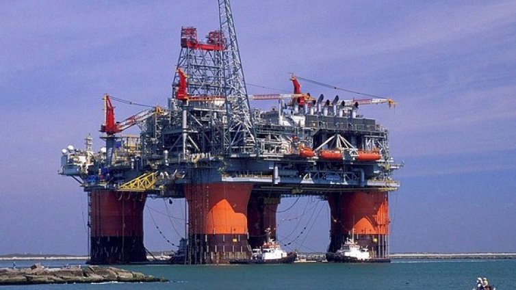 Петролът скочи рязко заради отстъпление на долара