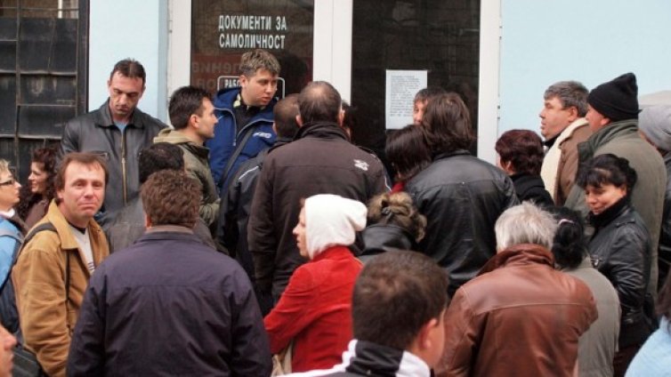 Търсим неустойки заради бъг в системата за паспортите