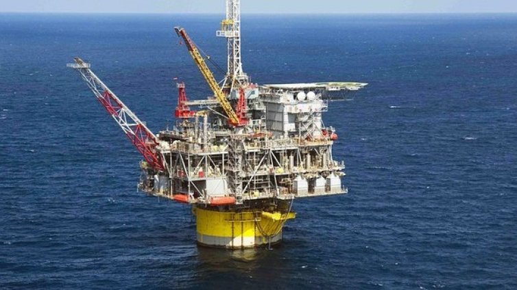 Ръст в цената на петрола заради евтиния долар