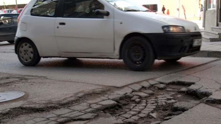 С 8,7 млн. лв. ще се запълнят кратерите, сметна Костов