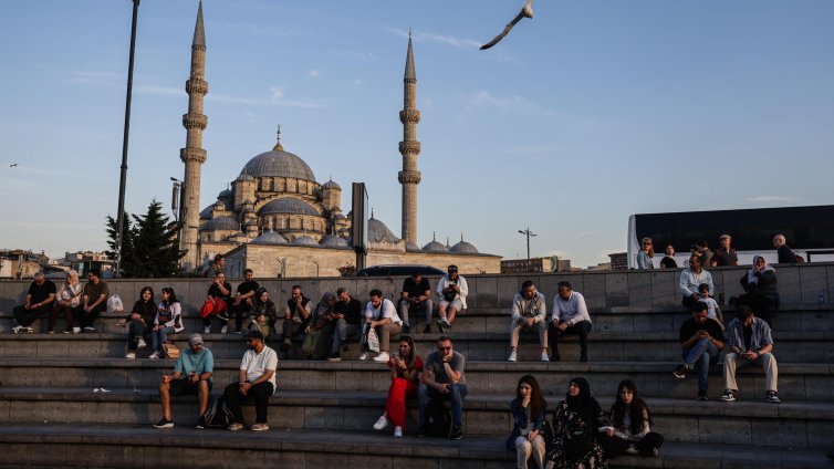 Случаи на отравяне в заведения в Истанбул потресоха Турция