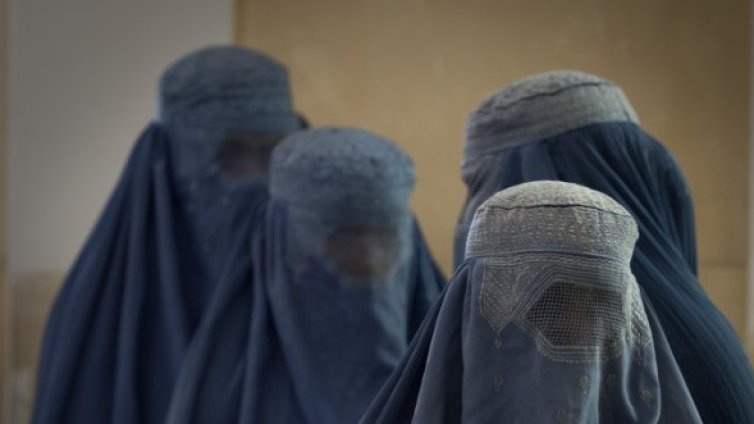 Франция в епичен дебат: Да има ли бурки или не?