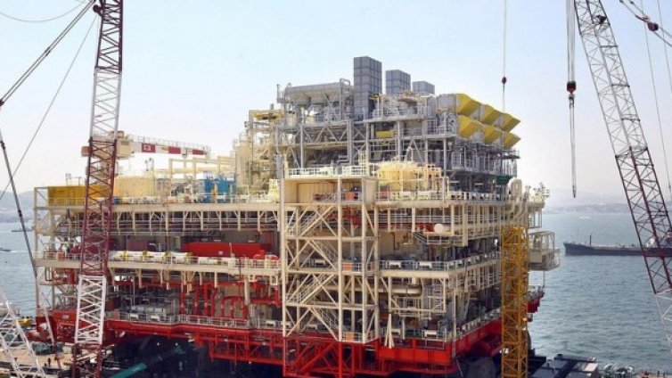 Петролът се насочва към седмичен ръст над 5%