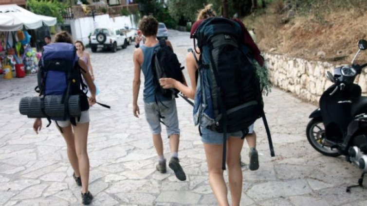 С една трета са намалели пътуванията на българи в чужбина