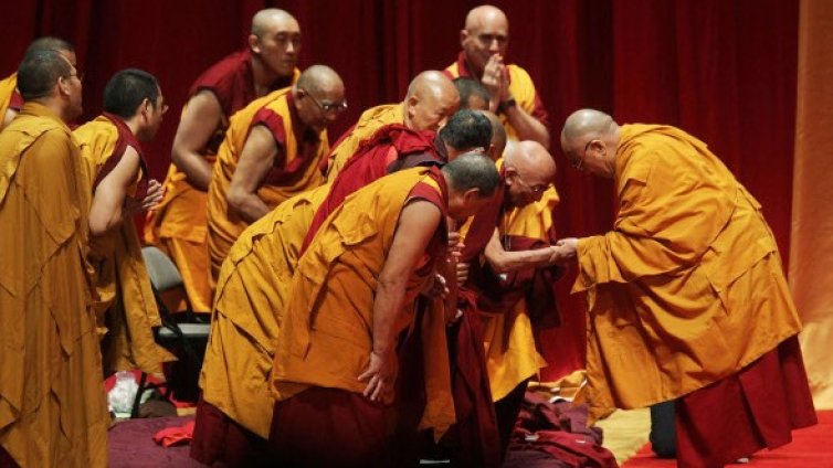 В Тибет интронизираха жив Буда