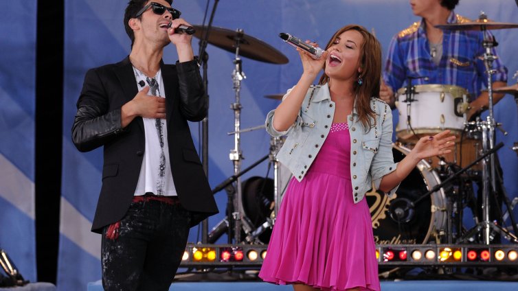 Деми Ловато и Jonas Brothers пак заедно за премиерата на Camp Rock 3