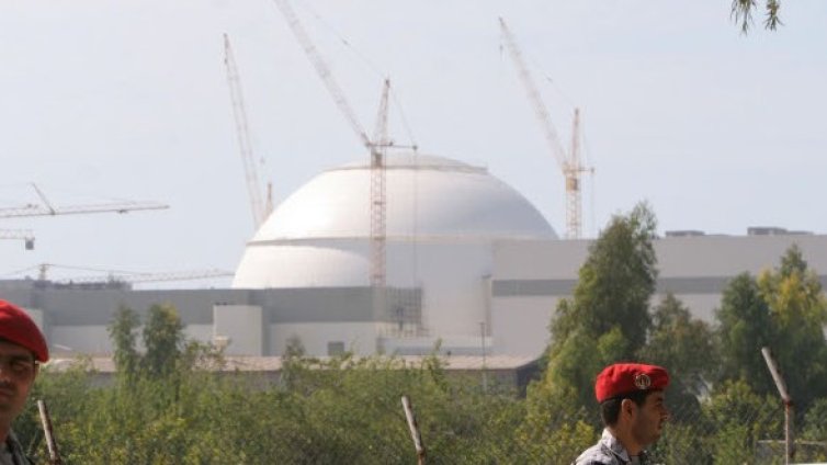 Изтребител се разби до атомна централа в Иран