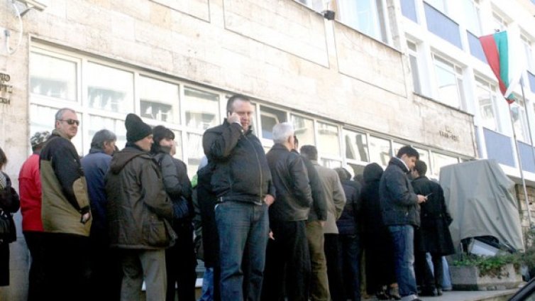 Удължават работното време на паспортните служби в София