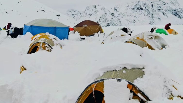 Непрестанен сняг, инстантни юфка и якове: Какво е да си хванат в капан на Еверест? 