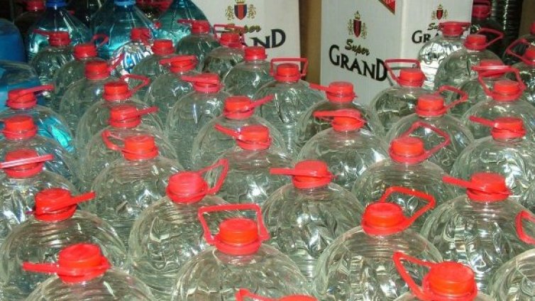 Пипнаха продавач на контрабанден алкохол