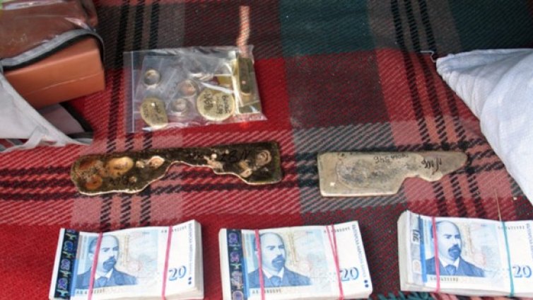 Съпруга на един от "Леярите" опита да изтегли 500 бона