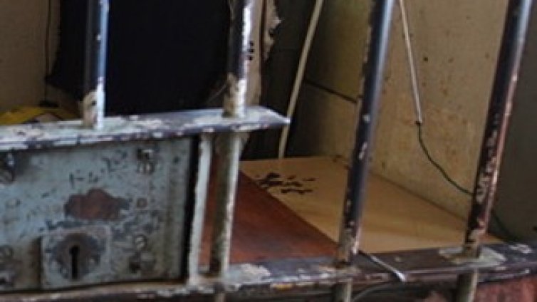 Внукът, погубил дядо си с чук, остава в ареста