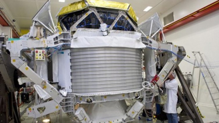 ЦЕРН ще праща на МКС "уловител на антиматерия"