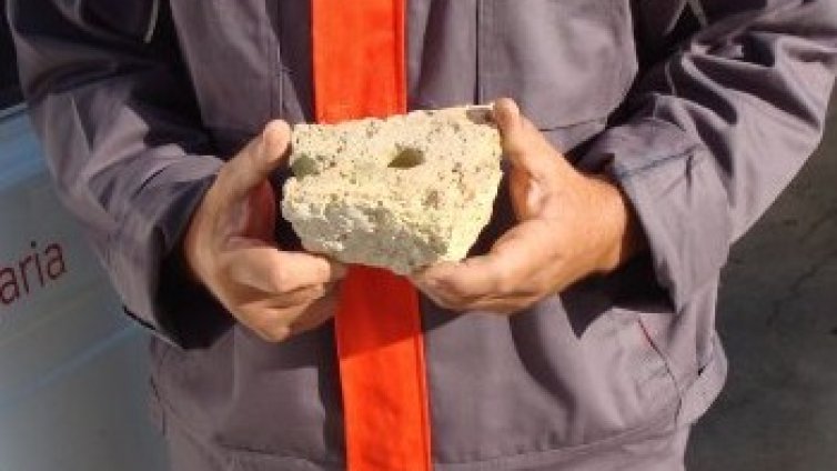 Длъжници на E.ON млатиха екип, дошъл да им спре тока