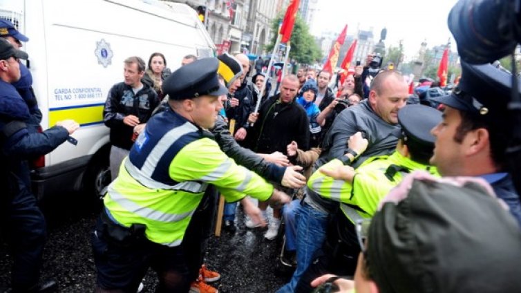 Яйца и обувки летяха по Тони Блеър