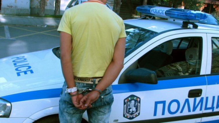 Мъж бие жена, роднините му скачат на полицията
