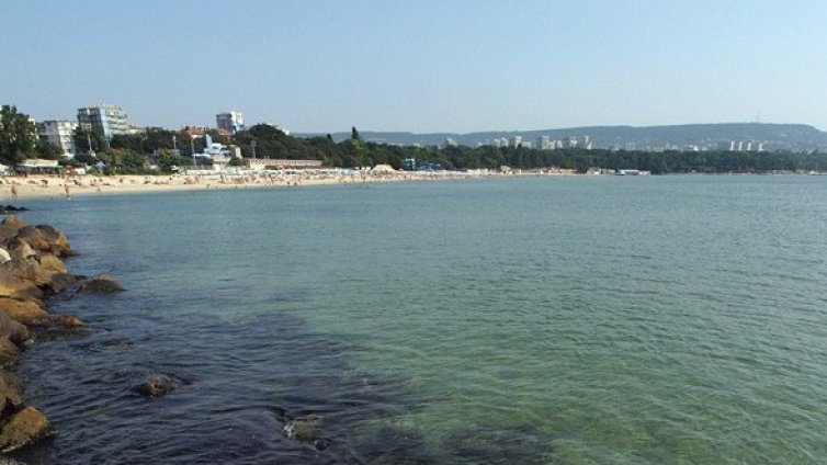 Труп на възрастен мъж откриха в морето във Варна